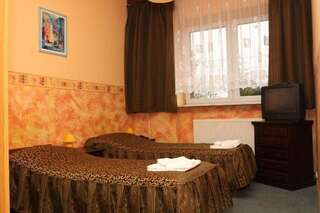Хостелы Hotelik Korona Рашин Двухместный номер с 2 отдельными кроватями-9