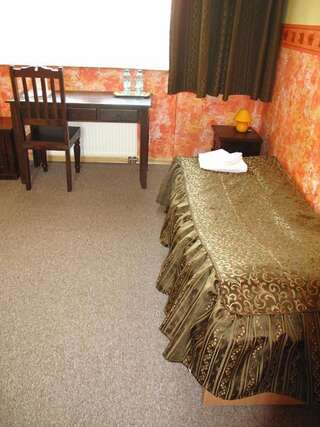 Хостелы Hotelik Korona Рашин Двухместный номер с 2 отдельными кроватями-19